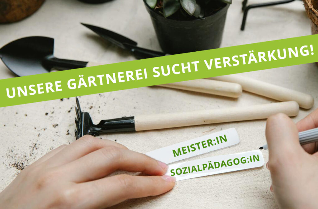 zwei Pflanzenbeschriftungen mit den Worten 'Meister:in' und 'Sozialpädagog:in' und ein Schriftband mit dem Text 'Unsere Gärtnerei sucht Verstärkung!'